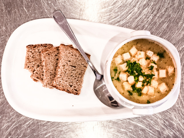 Suppe mit Croutons und Bauernbrot.