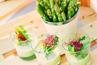 Grüne Spargelsuppe mit Rucola