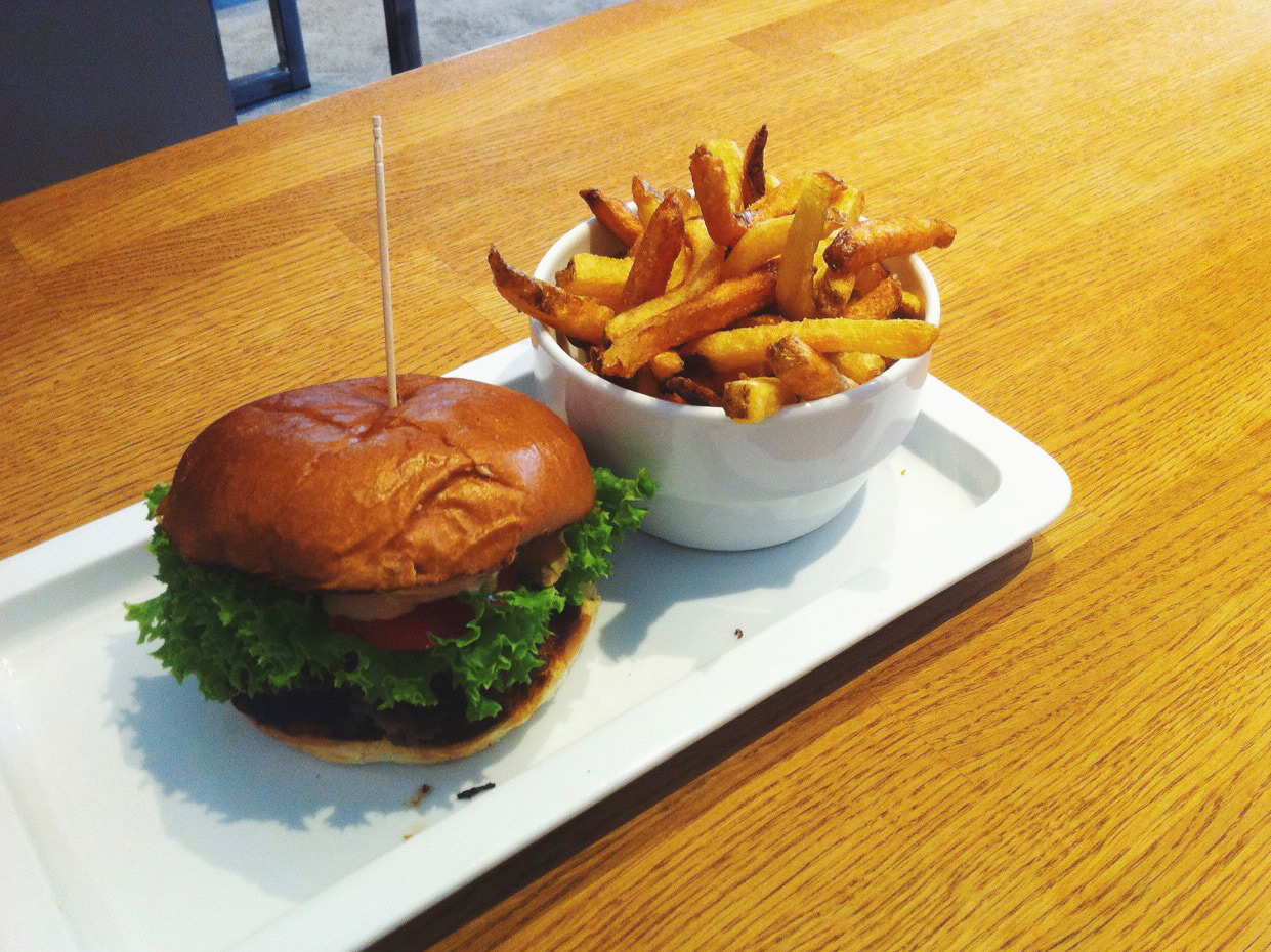 Burger und Fritten im Restaurant Mam Mam in Nürnberg