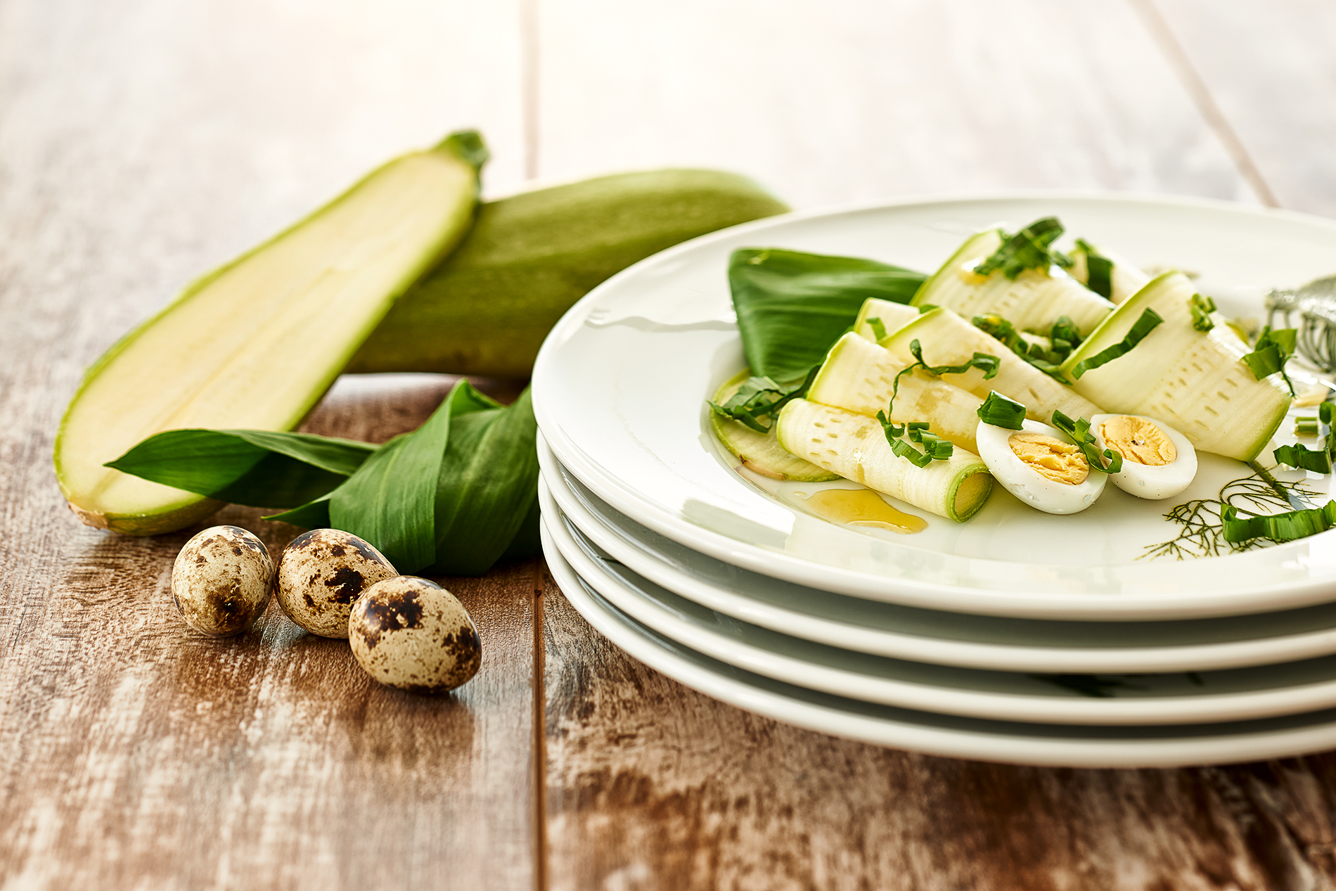 Zucchini-Carpaccio mit Bärlauch und Wachtelei