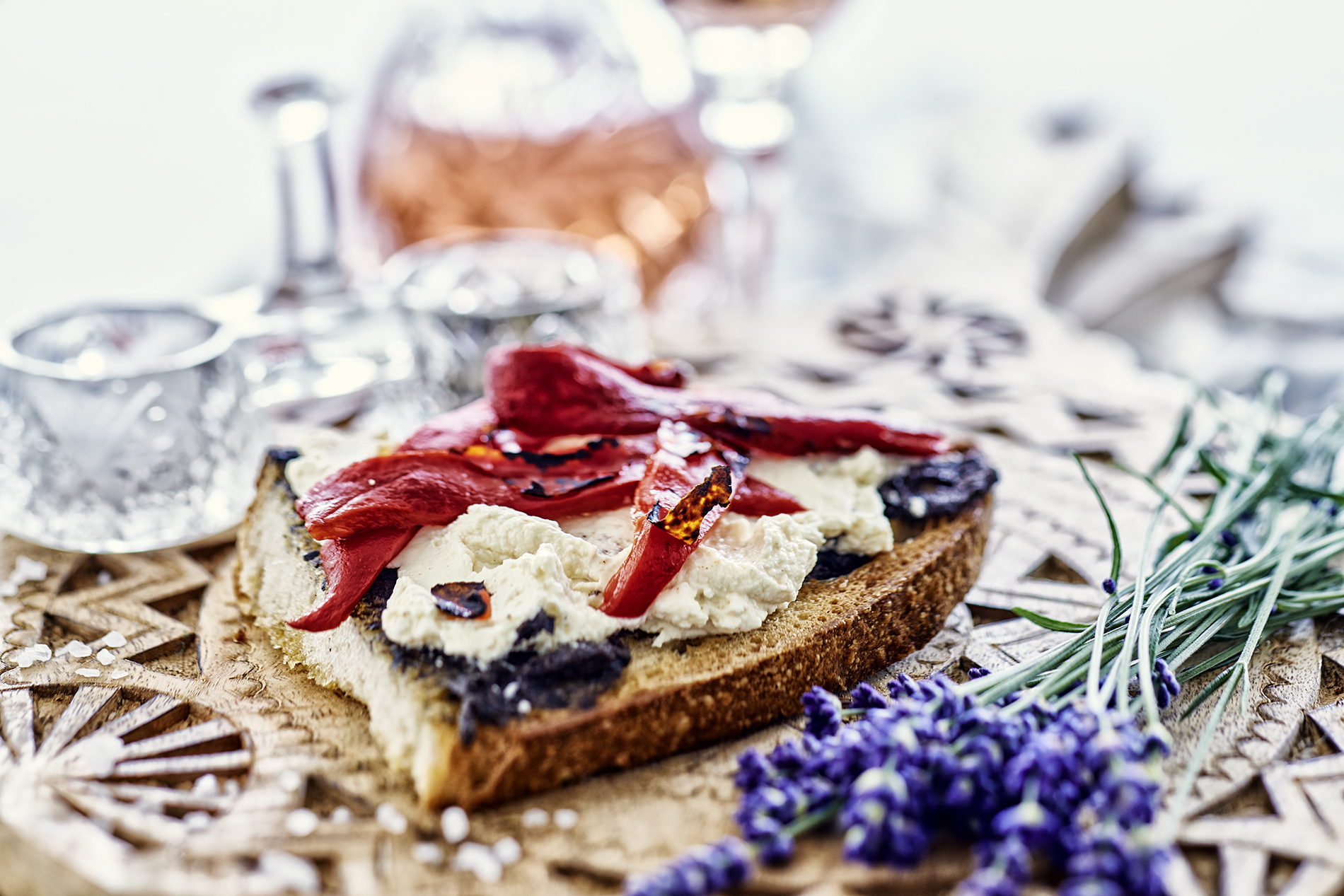 Geröstetes Brot mit Ziegenkäse dekoriert mit Lavendel