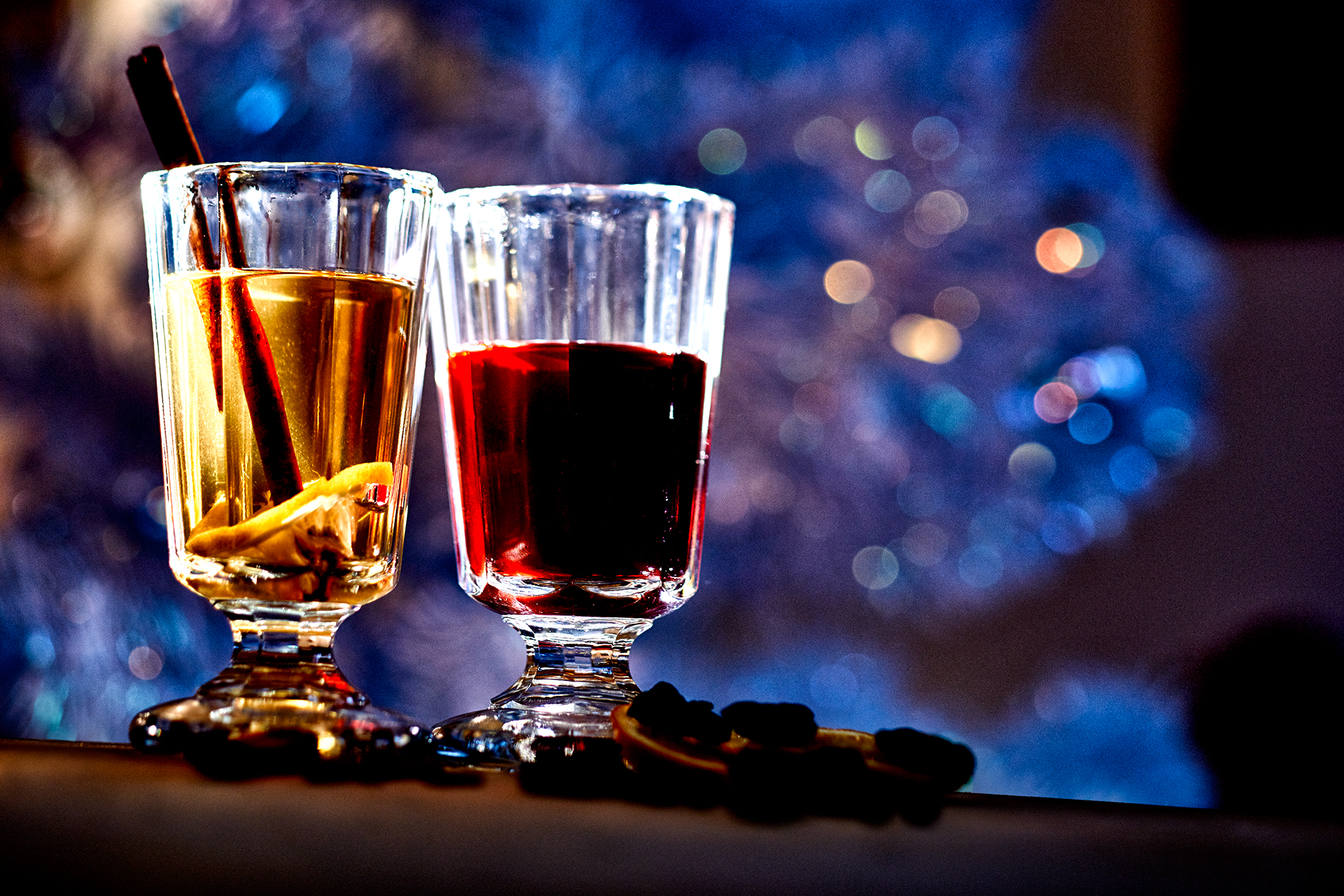 Weißer und roter Glühwein im Glas