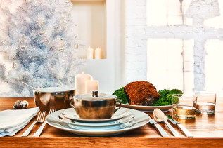 Festlich gedeckter Tisch mit Roastbeef und Grünkohll