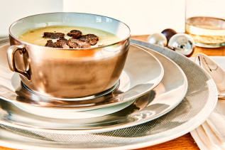 Kartoffelsuppe in einer Platin-Bowl mit schwarzem, gehobeltem Trüffel-Topping