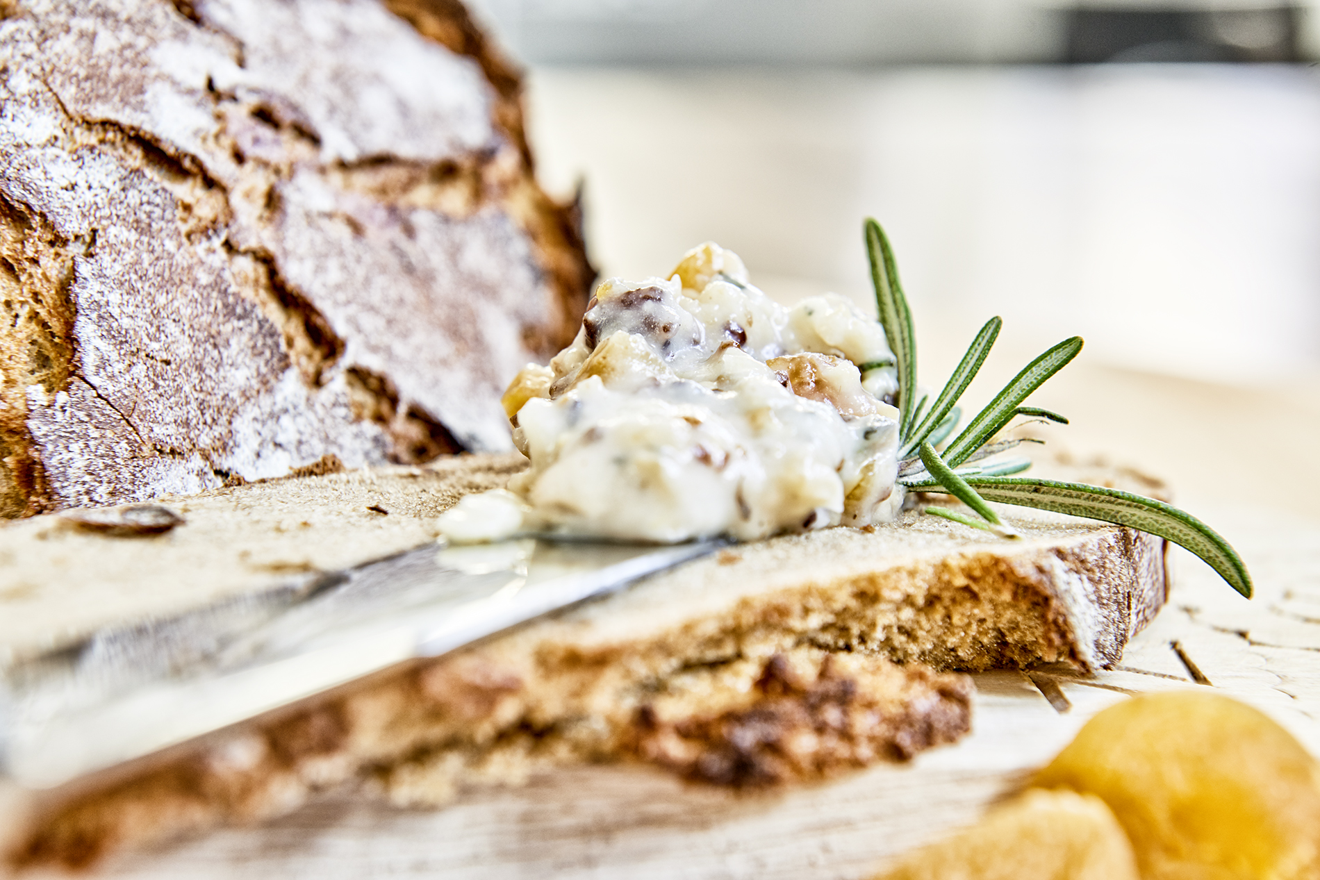 Aprikosen-Rosmarin-Schmalz auf Bauernbrot