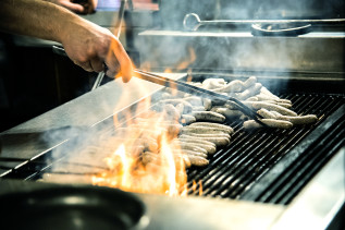 Bratwürste auf dem Rost im Bratwursthäusle