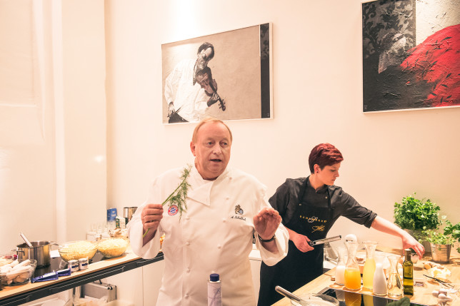 Alfons Schuhbeck an einer Kochstation in der cookionista Kochschule