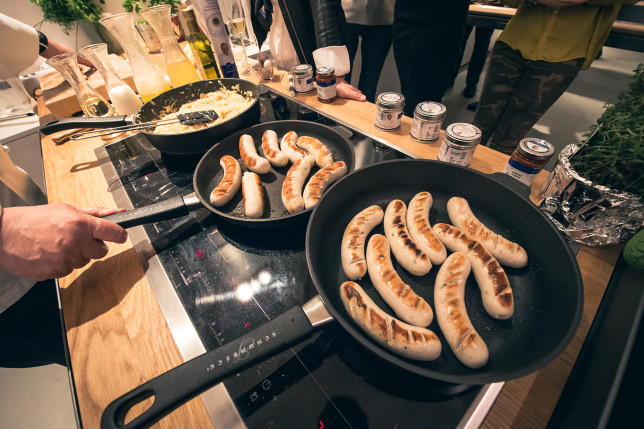 gebratene Weißwürste in der Pfanne