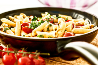 Penne in der Pfanne mit Mozzarella, Kirschtomaten und Basilikum