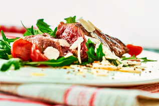 Tagliata mit Rucola, Kirschtomaten und Parmesan