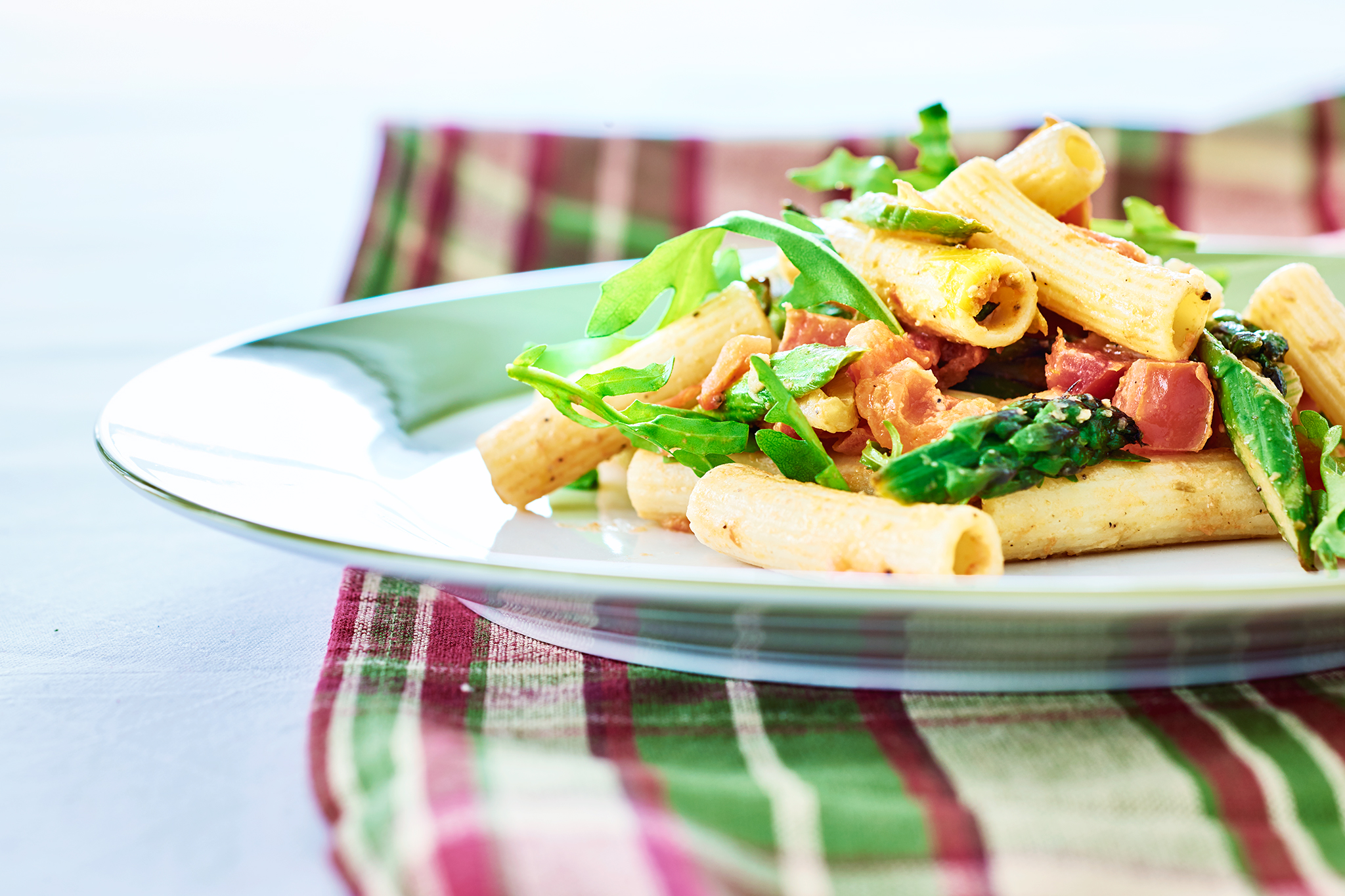 Rigatoni mit grünem Spargel, Thunfischfilet und Rucola